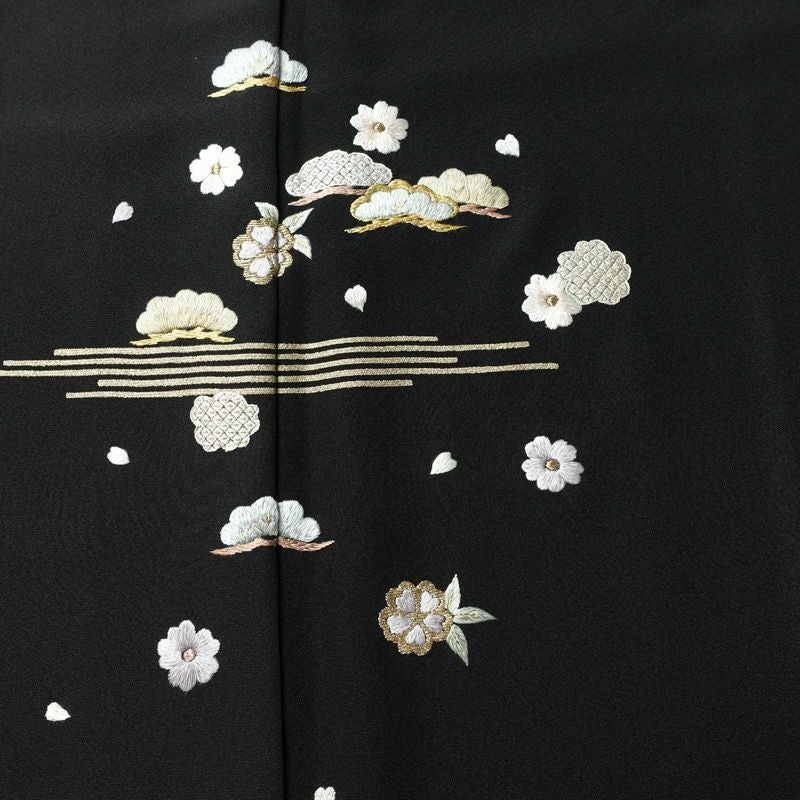 付け下げ 良品 しつけ糸付き 縮緬 正絹 古典柄 袷仕立て 身丈168.5cm 裄丈68cm リサイクル着物 着物 刺繍 箔 共八掛 卒業式 パーティー フォーマル シンプル 松 桜 黒_画像6