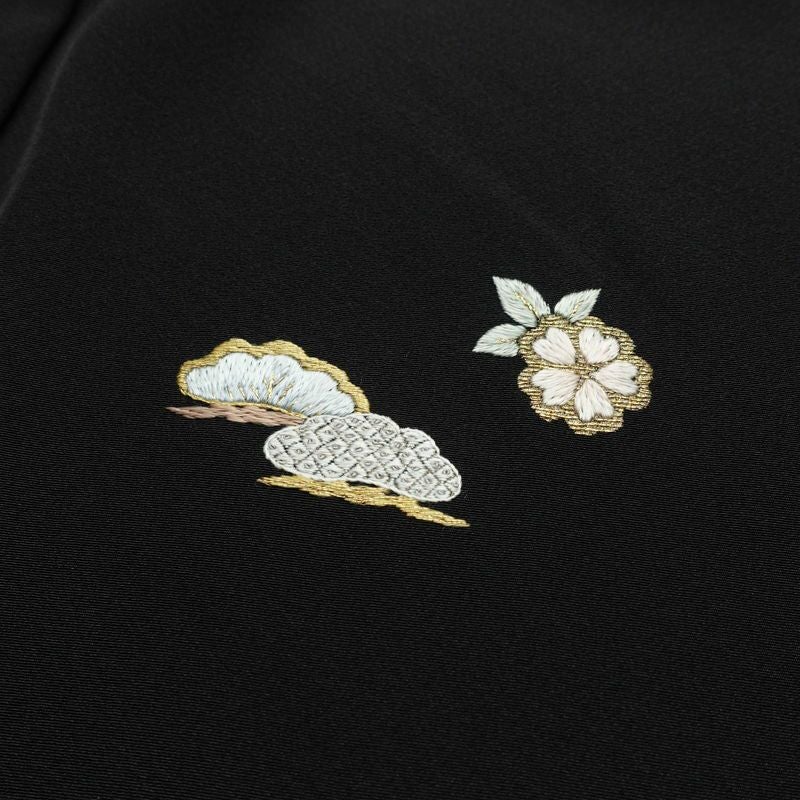 付け下げ 良品 しつけ糸付き 縮緬 正絹 古典柄 袷仕立て 身丈168.5cm 裄丈68cm リサイクル着物 着物 刺繍 箔 共八掛 卒業式 パーティー フォーマル シンプル 松 桜 黒_画像17