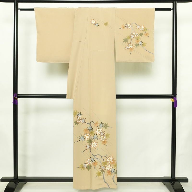 付け下げ 美品 しつけ糸付き 縮緬 正絹 木の葉・植物柄 袷仕立て 身丈157.5cm 裄丈67cm リサイクル着物 着物 刺繍 共八掛 金彩 七五三 フォーマル 紅葉 ベージュ_画像2