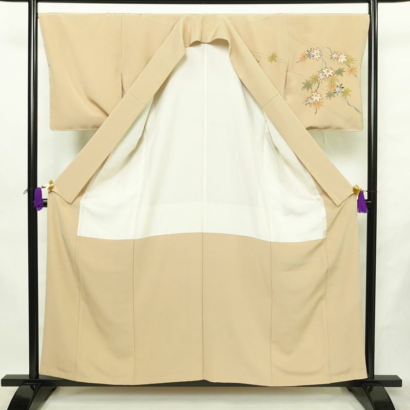 付け下げ 美品 しつけ糸付き 縮緬 正絹 木の葉・植物柄 袷仕立て 身丈157.5cm 裄丈67cm リサイクル着物 着物 刺繍 共八掛 金彩 七五三 フォーマル 紅葉 ベージュ_画像3