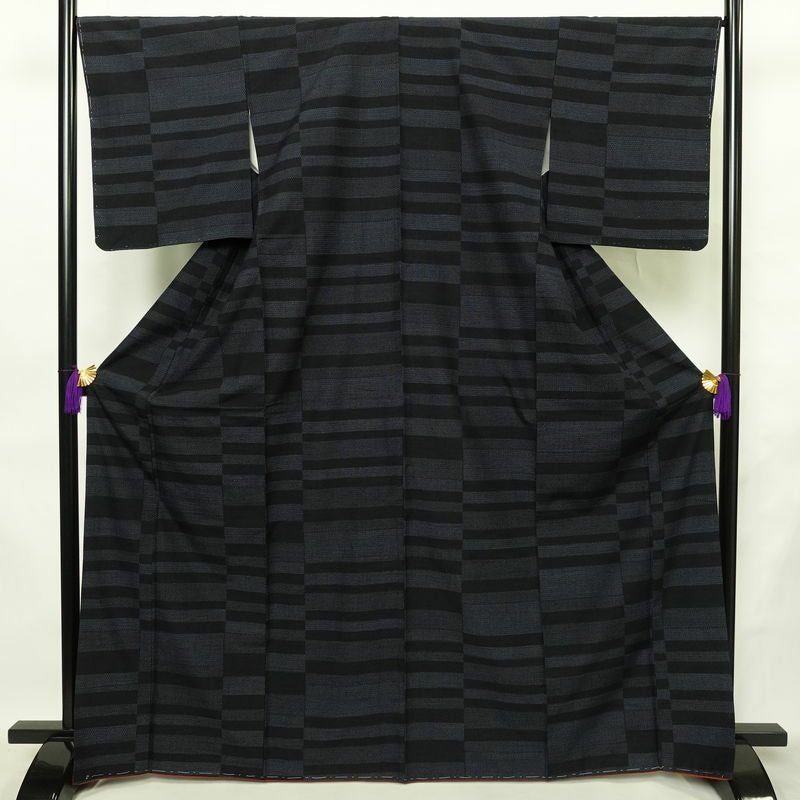 紬 良品 しつけ糸付き 正絹 幾何学柄・抽象柄 袷仕立て 身丈168cm 裄丈67cm リサイクル着物 着物 モダン 青・紺_画像1