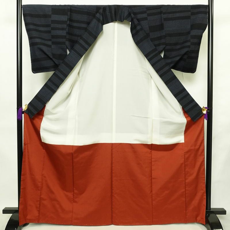 紬 良品 しつけ糸付き 正絹 幾何学柄・抽象柄 袷仕立て 身丈168cm 裄丈67cm リサイクル着物 着物 モダン 青・紺_画像3