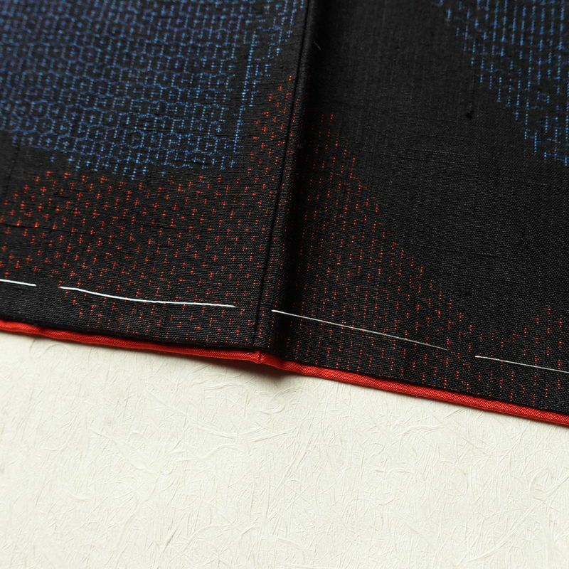 結城紬 紬 美品 はたおり娘 証紙あり しつけ糸付き 正絹 古典柄 袷仕立て 身丈163.5cm 裄丈65cm リサイクル着物 着物 黒_画像11