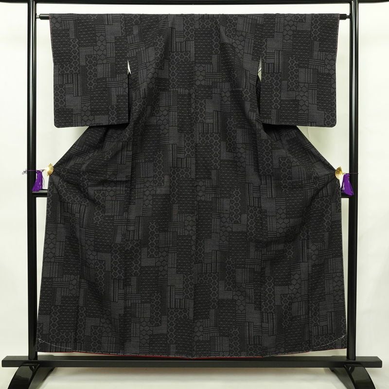 紬 美品 しつけ糸付き 正絹 古典柄 袷仕立て 身丈156.5cm 裄丈63cm リサイクル着物 着物 洒落 黒_画像1
