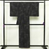 紬 美品 しつけ糸付き 正絹 古典柄 袷仕立て 身丈156.5cm 裄丈63cm リサイクル着物 着物 洒落 黒_画像2