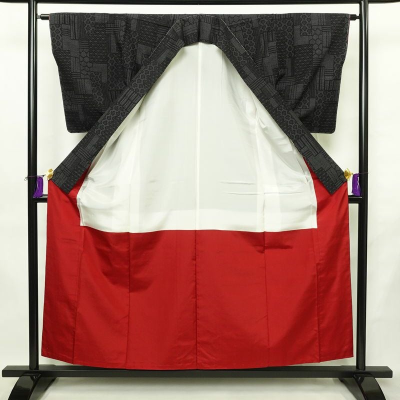 紬 美品 しつけ糸付き 正絹 古典柄 袷仕立て 身丈156.5cm 裄丈63cm リサイクル着物 着物 洒落 黒_画像3