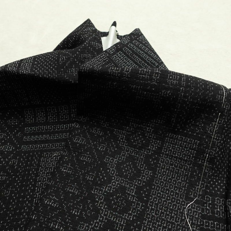 紬 美品 しつけ糸付き 正絹 古典柄 袷仕立て 身丈156.5cm 裄丈63cm リサイクル着物 着物 洒落 黒_画像17