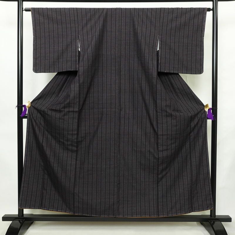 結城紬 紬 美品 証紙あり しつけ糸付き バチ衿仕立て 正絹 縞柄・線柄 袷仕立て 身丈156cm 裄丈63.5cm リサイクル着物 着物 紫・藤色_画像1