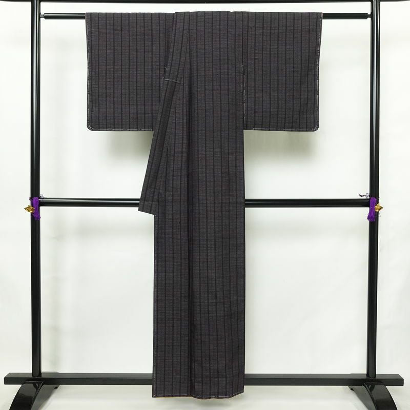 結城紬 紬 美品 証紙あり しつけ糸付き バチ衿仕立て 正絹 縞柄・線柄 袷仕立て 身丈156cm 裄丈63.5cm リサイクル着物 着物 紫・藤色_画像2