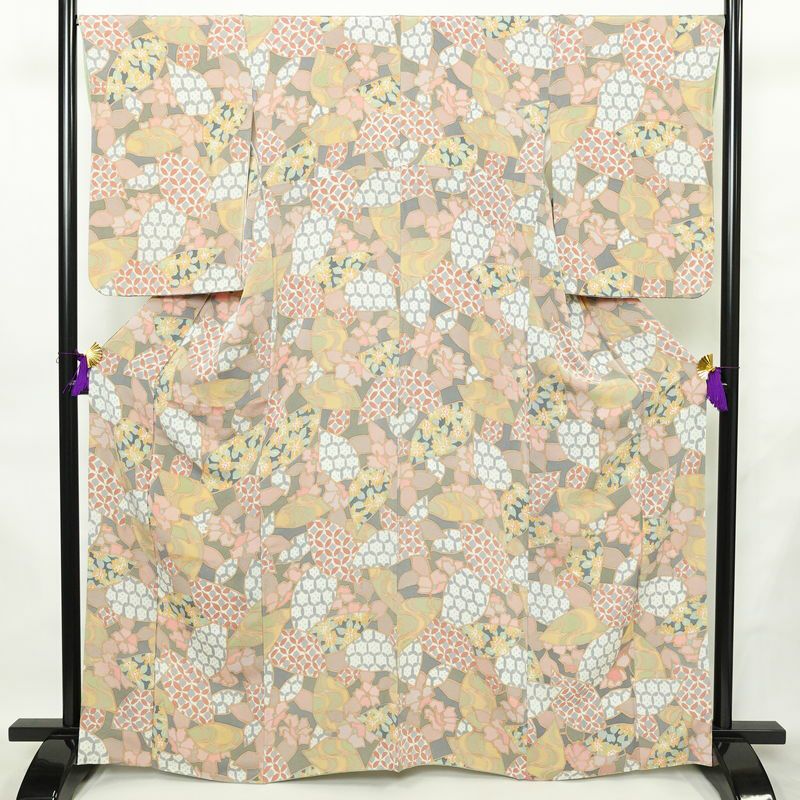 小紋 良品 縮緬 総柄 正絹 幾何学柄・抽象柄 袷仕立て 身丈164.5cm 裄丈67cm リサイクル着物 着物 多色使い_画像1