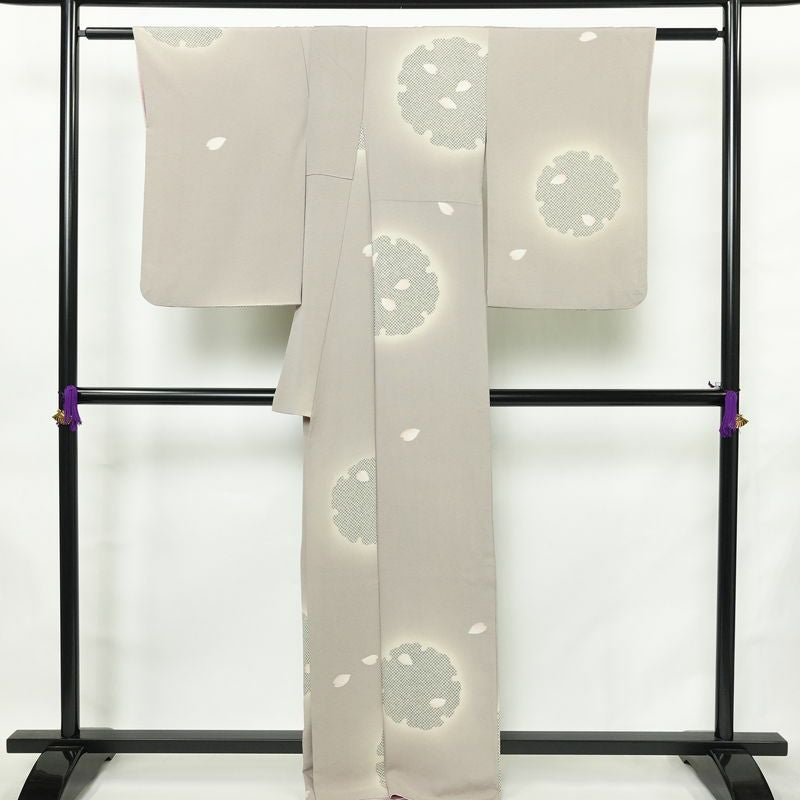 小紋 縮緬 飛び柄 正絹 古典柄 袷仕立て 身丈164.5cm 裄丈68cm リサイクル着物 雪輪 花びら 着物 くすみパープル 紫・藤色_画像2