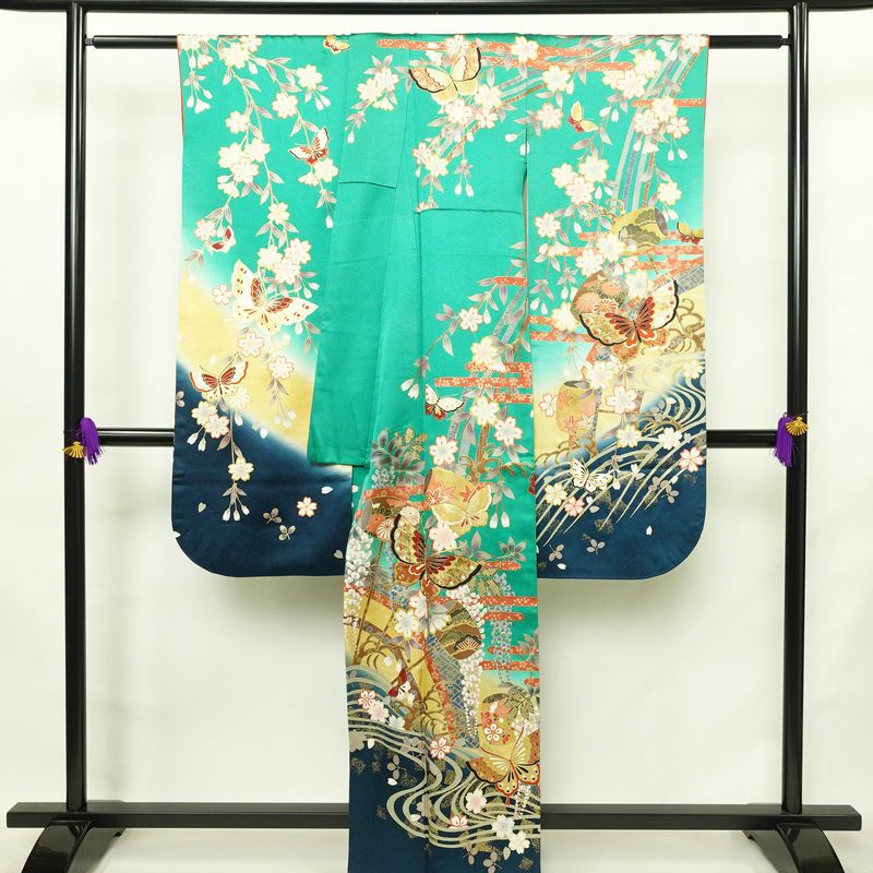振袖 良品 金駒刺繍 正絹 蝶・昆虫柄 袷仕立て 身丈161cm 裄丈67cm リサイクル着物 着物 箔 金彩 成人式 二十歳の集い パーティー 華やか 緑・うぐいす色_画像2