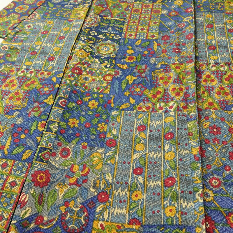 単衣 小紋 美品 しつけ糸付き バチ衿仕立て 正絹 幾何学柄・抽象柄 単衣仕立て 身丈157cm 裄丈62.5cm リサイクル着物 着物 モダン 青・紺_画像5