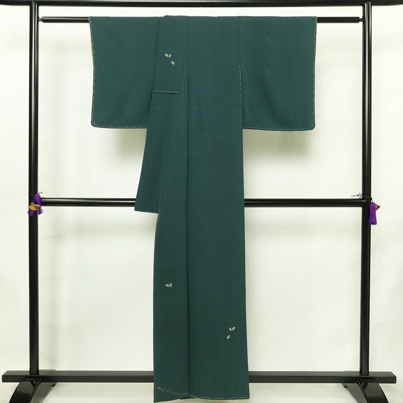 付け下げ 辻村寿三郎 ジュサブロー 美品 しつけ糸付き 縮緬 正絹 木の葉・植物柄 袷仕立て 身丈158cm 裄丈63cm リサイクル着物 着物 シンプル 緑・うぐいす色_画像2