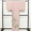 色留袖 美品 落款入り 縮緬 三つ紋付き 正絹 風景柄 袷仕立て 身丈163.5cm 裄丈66.5cm リサイクル着物 一部しつけ糸付き 着物 結婚式 パーティー フォーマル 松 ピンク_画像2