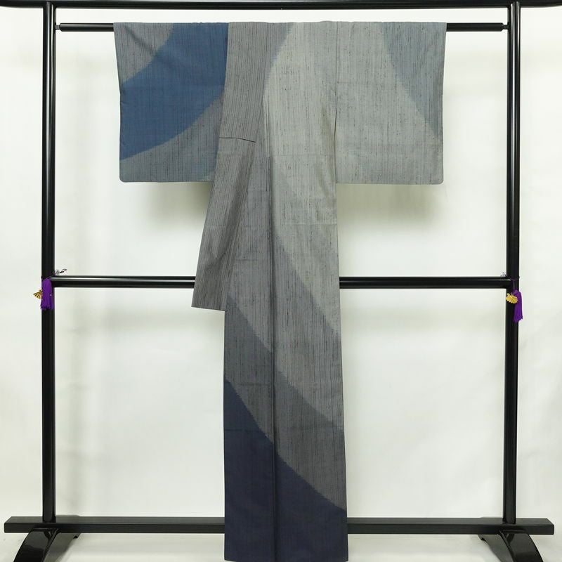 紬 付下 良品 落款入り 諏訪好風 正絹 幾何学柄・抽象柄 袷仕立て 身丈160.5cm 裄丈62.5cm リサイクル着物 着物 洒落 粋 青・紺_画像2