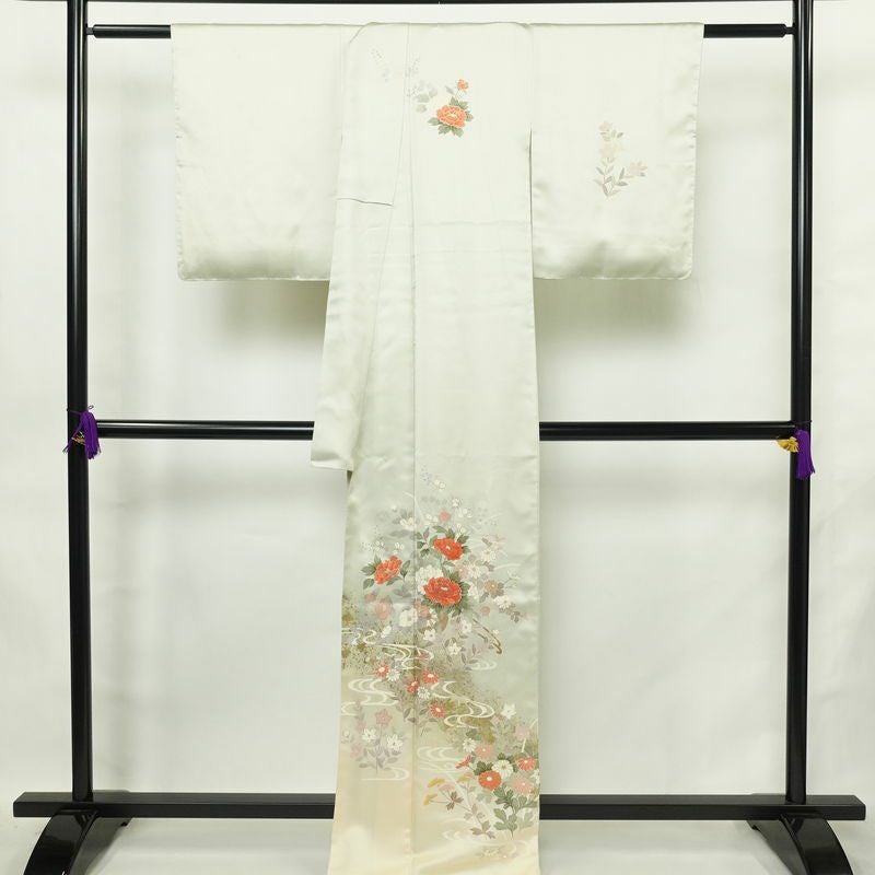 訪問着 しつけ糸付き 相良刺繍 綸子 正絹 花柄 袷仕立て 身丈164cm 裄丈65cm リサイクル着物 着物 箔 金彩 入学式 卒業式 結婚式 七五三 お宮参り フォーマル 菊 緑・うぐいす色_画像2