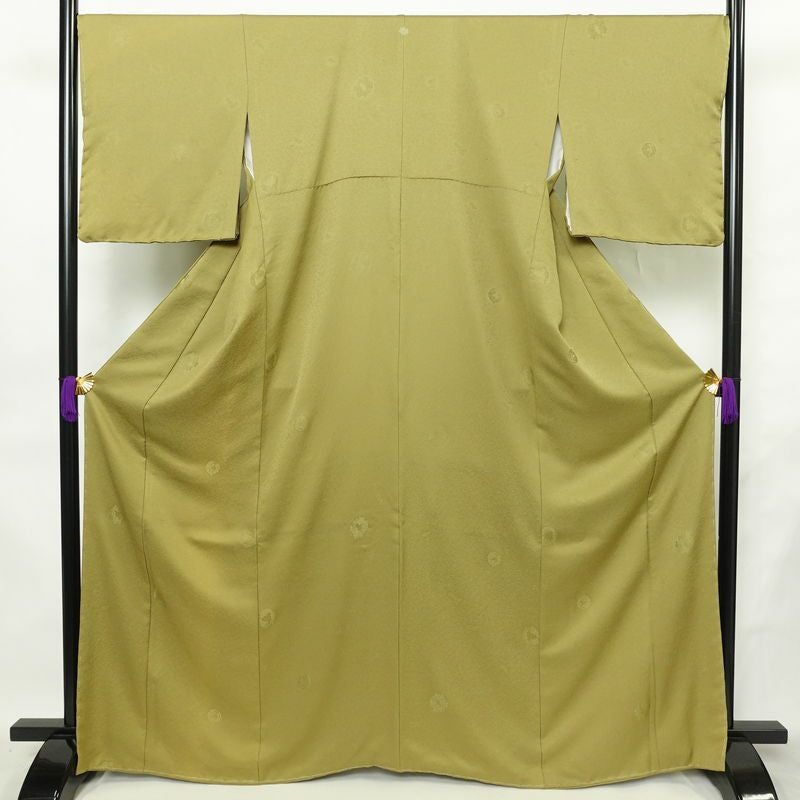 色無地 良品 しつけ糸付き 一つ紋付き 正絹 木の葉・植物柄 袷仕立て 身丈166.5cm 裄丈68.5cm リサイクル着物 着物 お茶会 フォーマル 黄・黄土色_画像1