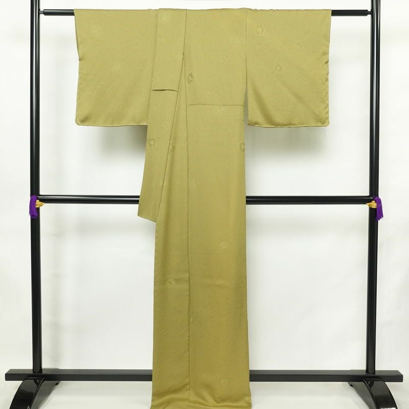 色無地 良品 しつけ糸付き 一つ紋付き 正絹 木の葉・植物柄 袷仕立て 身丈166.5cm 裄丈68.5cm リサイクル着物 着物 お茶会 フォーマル 黄・黄土色_画像2