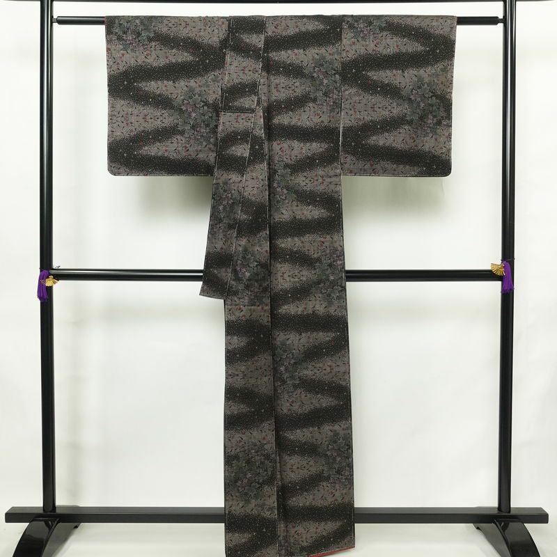 大島紬 良品 証紙なし しつけ糸付き 正絹 木の葉・植物柄 袷仕立て 身丈161cm 裄丈66cm リサイクル着物 着物 茶_画像2