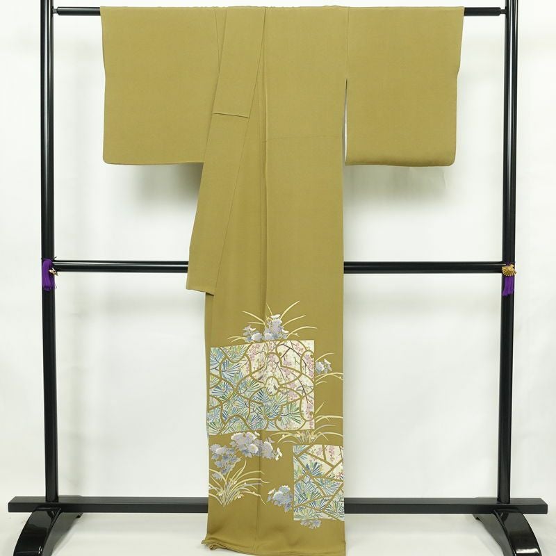 色留袖 良品 落款入り 縮緬 一つ紋付き 正絹 木の葉・植物柄 袷仕立て 身丈165.5cm 裄丈67.5cm リサイクル着物 着物 共八掛 結婚式 黄・黄土色_画像2
