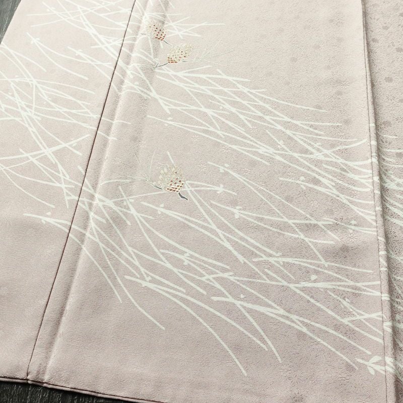 付け下げ 良品 一つ紋付き 正絹 木の葉・植物柄 袷仕立て 身丈161cm 裄丈67cm リサイクル着物 着物 箔 入学式 卒業式 七五三 お宮参り フォーマル 上品 松葉 松ぼっくり 紫・藤色_画像4