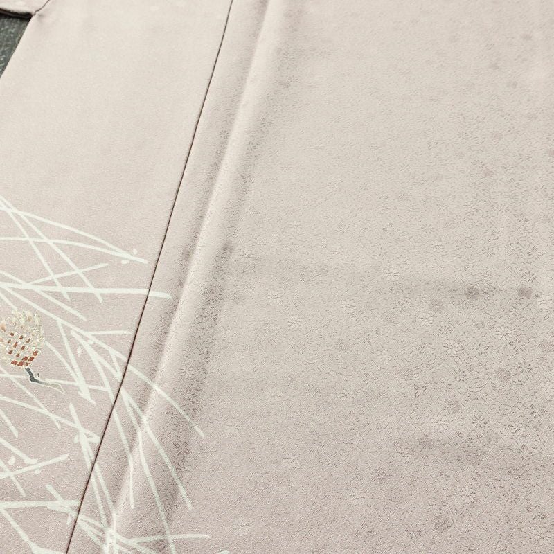 付け下げ 良品 一つ紋付き 正絹 木の葉・植物柄 袷仕立て 身丈161cm 裄丈67cm リサイクル着物 着物 箔 入学式 卒業式 七五三 お宮参り フォーマル 上品 松葉 松ぼっくり 紫・藤色_画像5