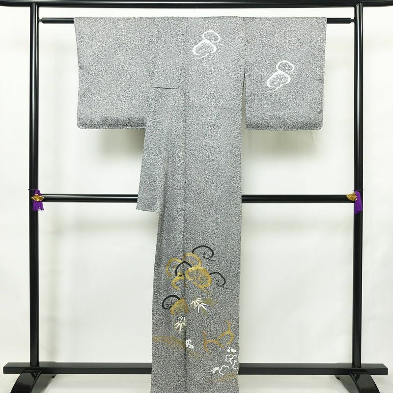 付け下げ 良品 しつけ糸付き 金駒刺繍 一つ紋付き 正絹 木の葉・植物柄 袷仕立て 身丈163.5cm 裄丈68.5cm リサイクル着物 着物 箔 共八掛 グレー_画像2