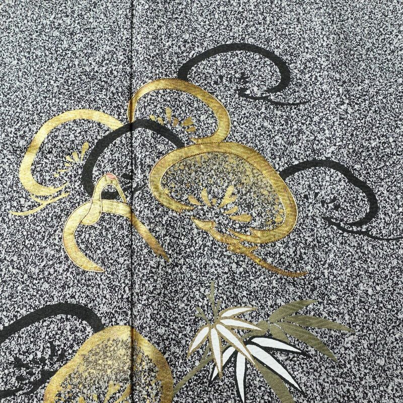 付け下げ 良品 しつけ糸付き 金駒刺繍 一つ紋付き 正絹 木の葉・植物柄 袷仕立て 身丈163.5cm 裄丈68.5cm リサイクル着物 着物 箔 共八掛 グレー_画像6