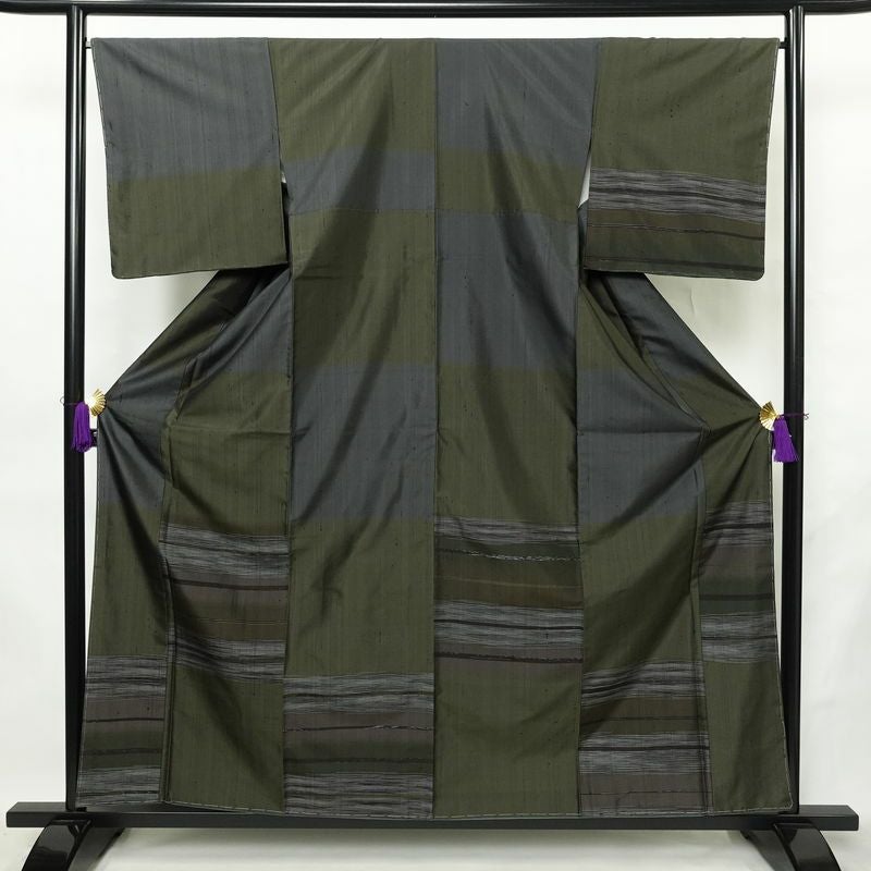 紬 付下 美品 しつけ糸付き 正絹 縞柄・線柄 袷仕立て 身丈159cm 裄丈66cm リサイクル着物 着物 シンプル おしゃれ 緑・うぐいす色_画像1