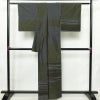 紬 付下 美品 しつけ糸付き 正絹 縞柄・線柄 袷仕立て 身丈159cm 裄丈66cm リサイクル着物 着物 シンプル おしゃれ 緑・うぐいす色_画像2