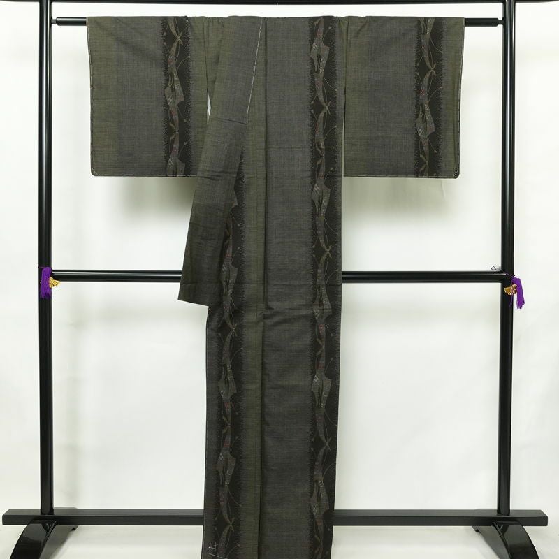 大島紬 古代染色 純泥染 美品 証紙あり しつけ糸付き 正絹 幾何学柄・抽象柄 袷仕立て 身丈163cm 裄丈69.5cm リサイクル着物 着物 未使用品 緑・うぐいす色_画像2