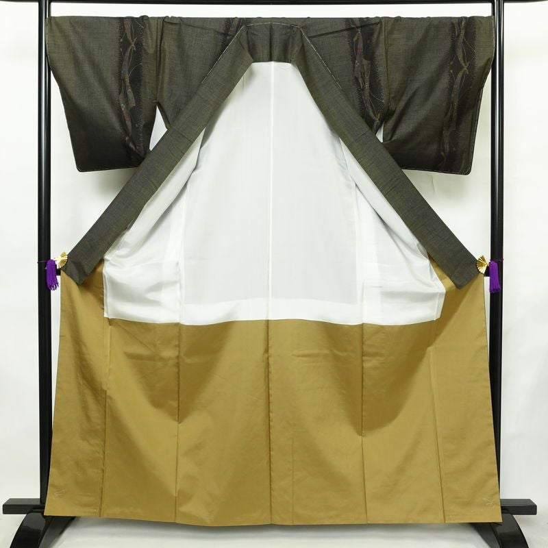 大島紬 古代染色 純泥染 美品 証紙あり しつけ糸付き 正絹 幾何学柄・抽象柄 袷仕立て 身丈163cm 裄丈69.5cm リサイクル着物 着物 未使用品 緑・うぐいす色_画像3