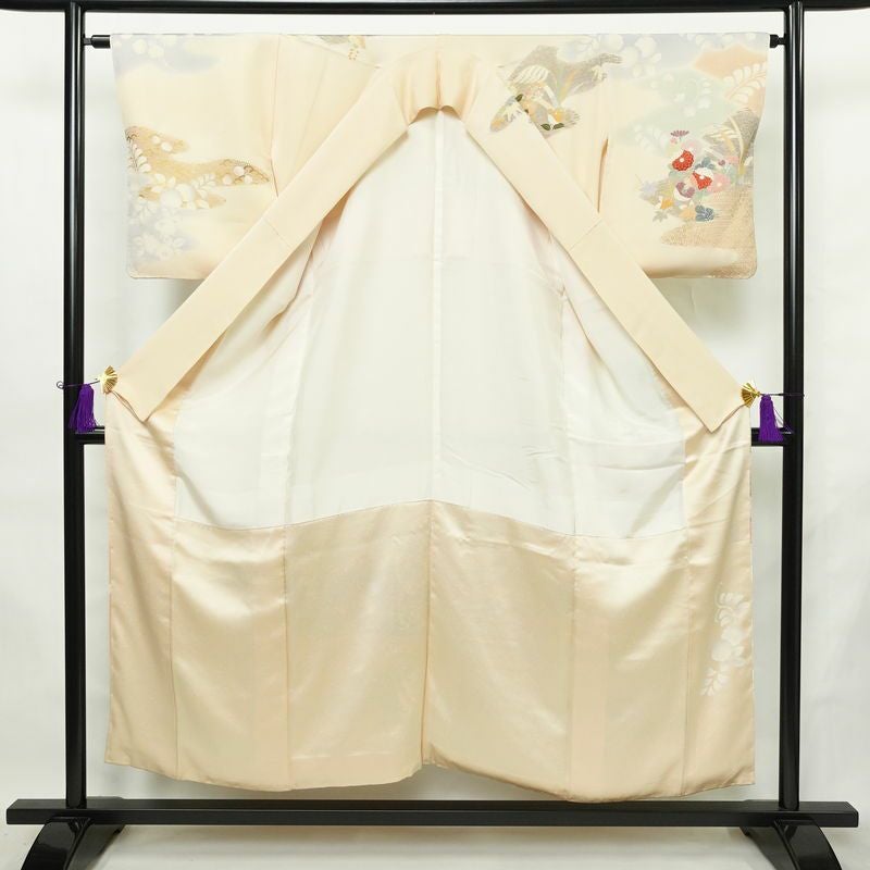 訪問着 良品 しつけ糸付き 金駒刺繍 一つ紋付き 正絹 花柄 袷仕立て 身丈152cm 裄丈63.5cm リサイクル着物 着物 箔 入学式 卒業式 結婚式 七五三 パーティー お宮参り フォーマル 紅葉 ピンクベージュ 菊 ベージュ_画像3