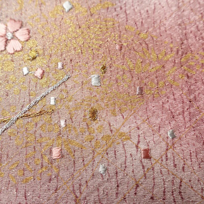 付け下げ 美品 正絹 花柄 袷仕立て 身丈157.5cm 裄丈63cm リサイクル着物 一部しつけ糸付き 着物 刺繍 箔 金彩 入学式 卒業式 七五三 お宮参り フォーマル ピンク_画像8
