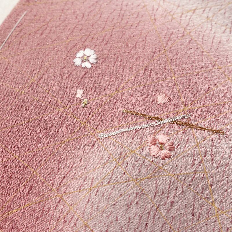 付け下げ 美品 正絹 花柄 袷仕立て 身丈157.5cm 裄丈63cm リサイクル着物 一部しつけ糸付き 着物 刺繍 箔 金彩 入学式 卒業式 七五三 お宮参り フォーマル ピンク_画像9
