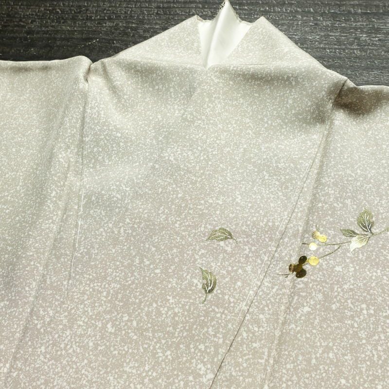 訪問着 美品 しつけ糸付き 正絹 木の葉・植物柄 袷仕立て 身丈157.5cm 裄丈68cm リサイクル着物 着物 刺繍 箔 未使用品 入学式 卒業式 七五三 お宮参り フォーマル 上品 グレージュ ベージュ_画像18