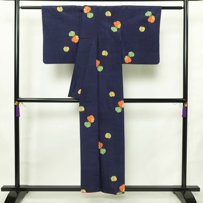 紬 正絹 その他の柄 袷仕立て 身丈153cm 裄丈63cm リサイクル着物 着物 りんご 林檎 青・紺_画像2