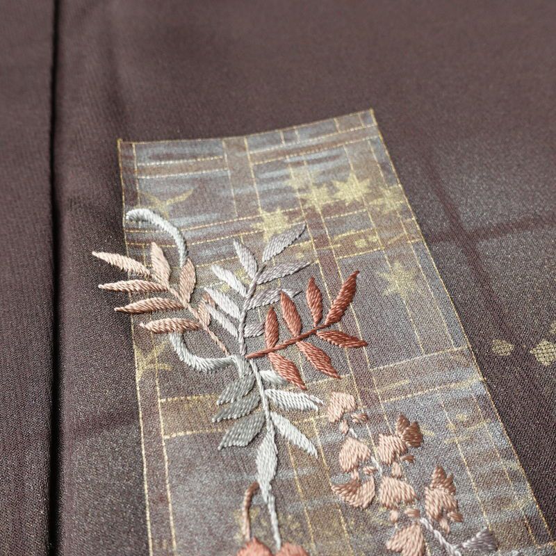 付け下げ しつけ糸付き 一つ紋付き 正絹 人物・動物柄 袷仕立て 身丈164cm 裄丈64.5cm リサイクル着物 着物 刺繍 箔 茶_画像8