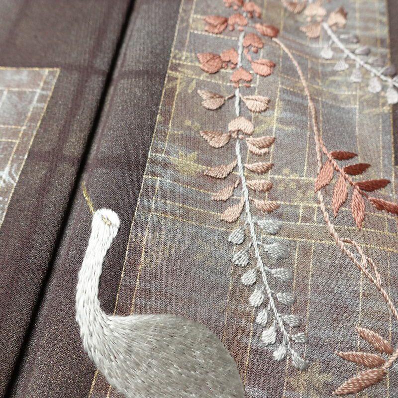 付け下げ しつけ糸付き 一つ紋付き 正絹 人物・動物柄 袷仕立て 身丈164cm 裄丈64.5cm リサイクル着物 着物 刺繍 箔 茶_画像9