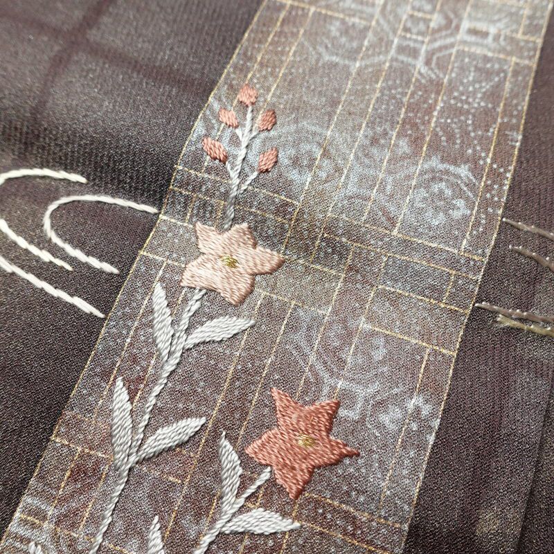 付け下げ しつけ糸付き 一つ紋付き 正絹 人物・動物柄 袷仕立て 身丈164cm 裄丈64.5cm リサイクル着物 着物 刺繍 箔 茶_画像10