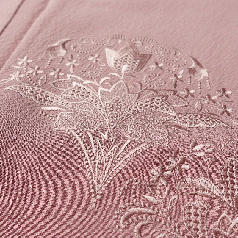 付け下げ 縮緬 スワトウ刺繍 一つ紋付き 正絹 幾何学柄・抽象柄 袷仕立て 身丈149.5cm 裄丈63cm リサイクル着物 一部しつけ糸付き 着物 入学式 卒業式 七五三 お宮参り フォーマル 上品 紫・藤色_画像7