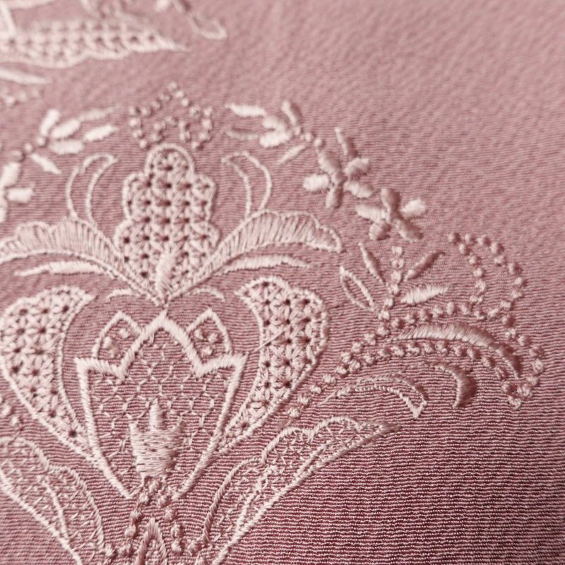 付け下げ 縮緬 スワトウ刺繍 一つ紋付き 正絹 幾何学柄・抽象柄 袷仕立て 身丈149.5cm 裄丈63cm リサイクル着物 一部しつけ糸付き 着物 入学式 卒業式 七五三 お宮参り フォーマル 上品 紫・藤色_画像8