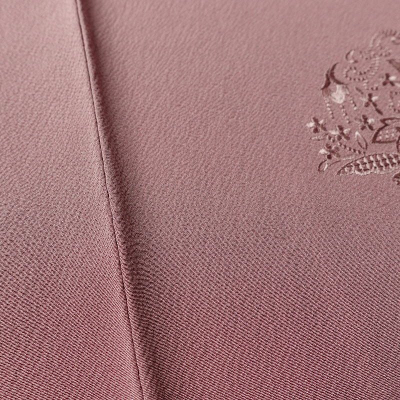 付け下げ 縮緬 スワトウ刺繍 一つ紋付き 正絹 幾何学柄・抽象柄 袷仕立て 身丈149.5cm 裄丈63cm リサイクル着物 一部しつけ糸付き 着物 入学式 卒業式 七五三 お宮参り フォーマル 上品 紫・藤色_画像10