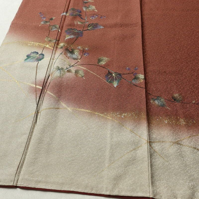 付け下げ 美品 落款入り しつけ糸付き 正絹 木の葉・植物柄 袷仕立て 身丈160.5cm 裄丈66.5cm リサイクル着物 着物 箔 茶_画像4
