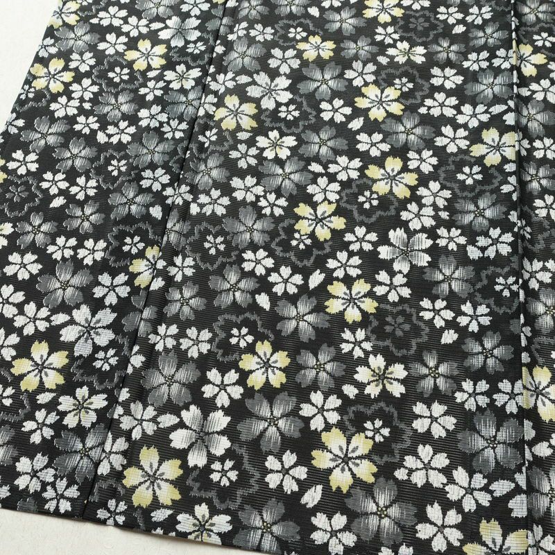盛夏 小紋 良品 夏用 ポリエステル 花柄 単衣仕立て 身丈164.5cm 裄丈65.5cm リサイクル着物 着物 桜 黒_画像4