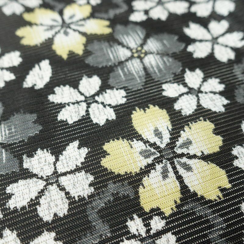 盛夏 小紋 良品 夏用 ポリエステル 花柄 単衣仕立て 身丈164.5cm 裄丈65.5cm リサイクル着物 着物 桜 黒_画像8
