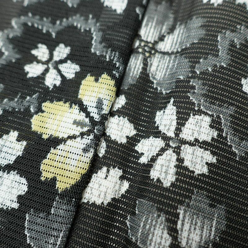 盛夏 小紋 良品 夏用 ポリエステル 花柄 単衣仕立て 身丈164.5cm 裄丈65.5cm リサイクル着物 着物 桜 黒_画像9