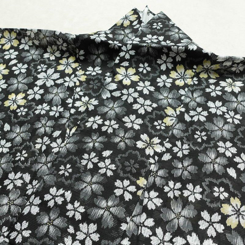 盛夏 小紋 良品 夏用 ポリエステル 花柄 単衣仕立て 身丈164.5cm 裄丈65.5cm リサイクル着物 着物 桜 黒_画像16
