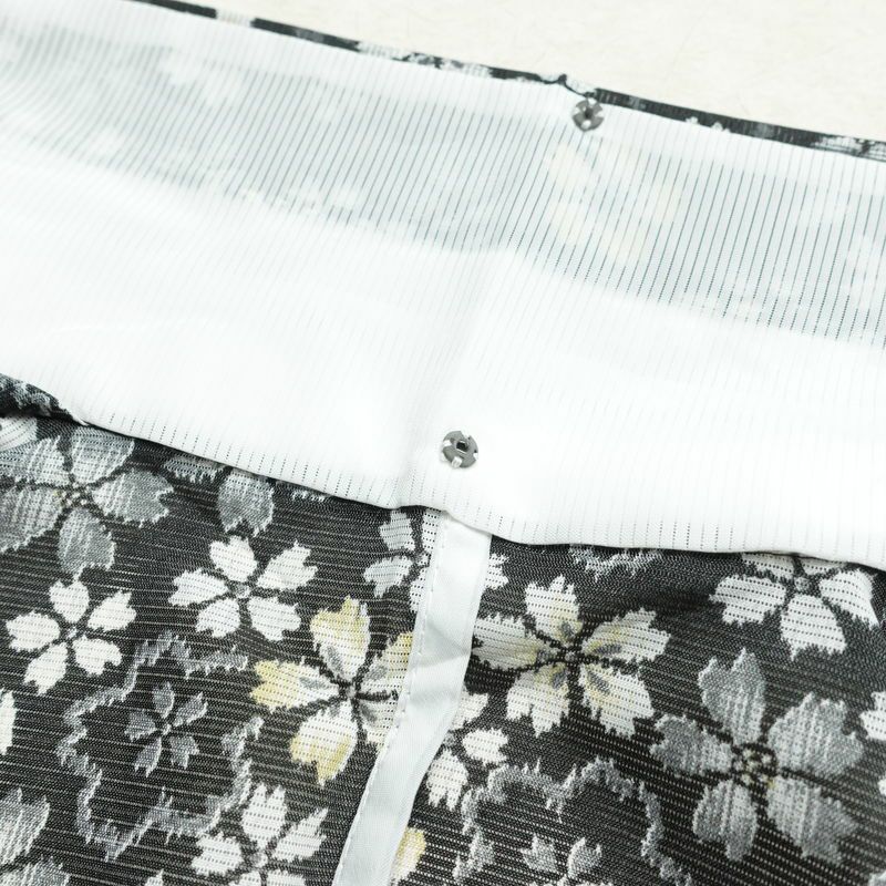 盛夏 小紋 良品 夏用 ポリエステル 花柄 単衣仕立て 身丈164.5cm 裄丈65.5cm リサイクル着物 着物 桜 黒_画像19